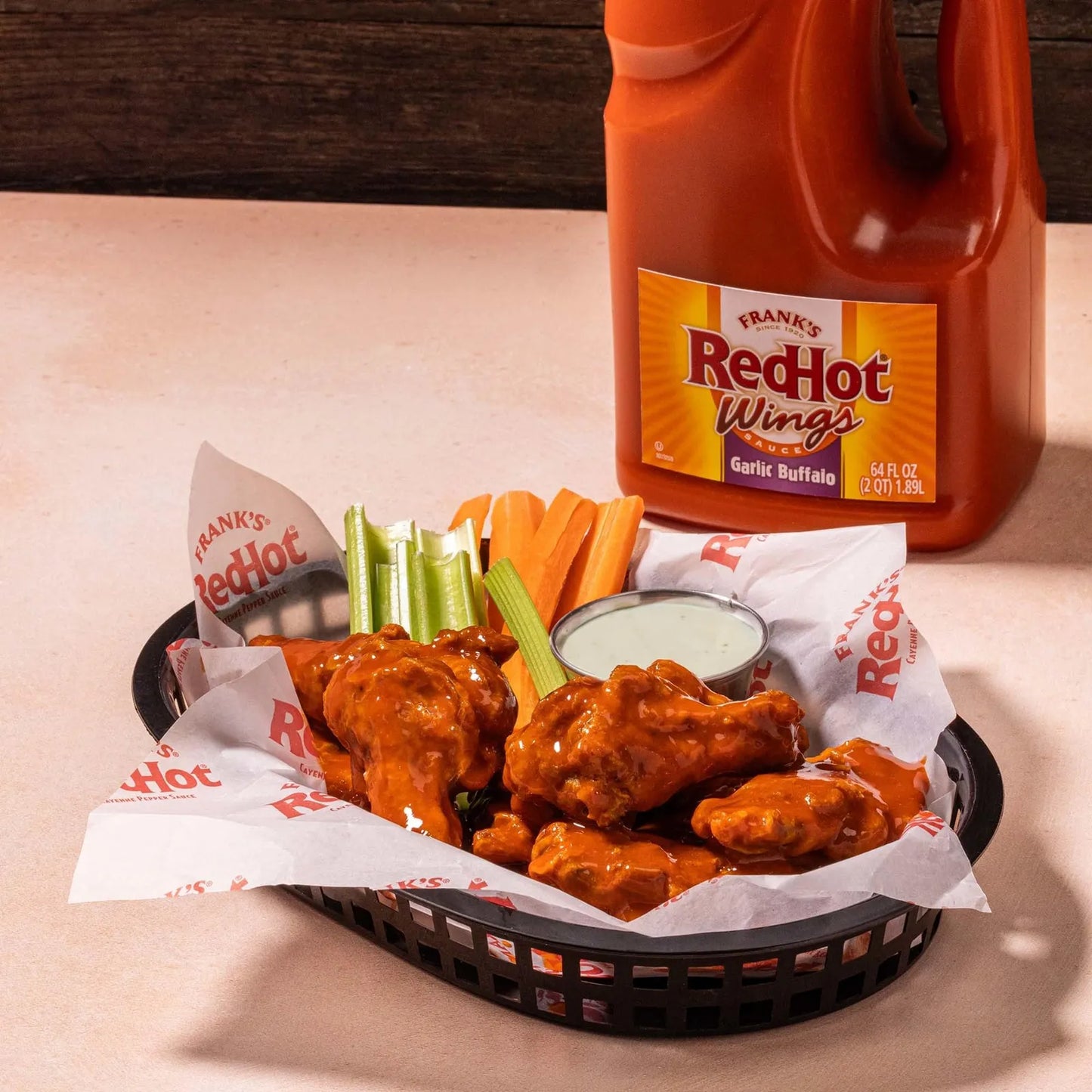 Salsa Picante De Alas De Búfalo Con Ajo Franks RedHot 1.89 Litros Sabores Intensos Y Versatilidad