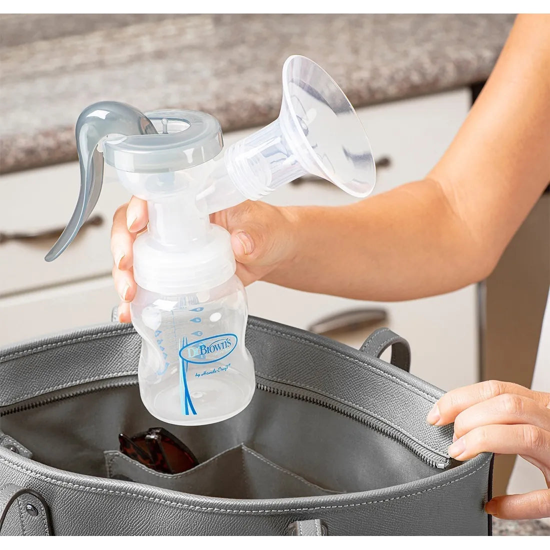 Extractor Manual Dr Browns Con Protector Silicona SoftShape Bombeo Silencioso Y Eficaz